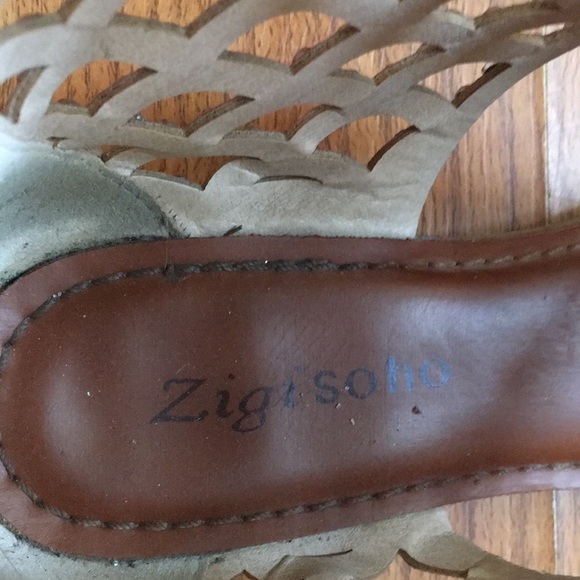 A pair of pumps - Picture 2 of 7